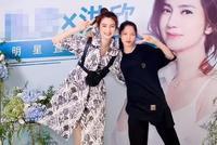 洪欣懒理与张丹峰婚变传闻 穿印花衬衫裙扎高马尾心情佳
