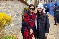 宛如"度蜜月"!何超莲窦骁旅游被偶遇 穿情侣装和粉丝合影
