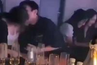 王思聪又寻新欢? 深夜现身酒吧与美女贴耳亲密交流