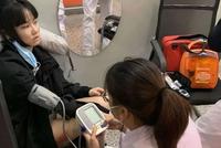 黄龄摔下舞台后赶行程差点晕倒 脸色惨白请机场医护急救
