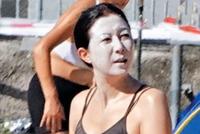 47岁吴绮莉独自去海滩浮游 脸上涂满白色防晒画面惊悚