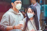郭碧婷孕肚曝光又大又圆 向佐陪逛街全程搂腰呵护