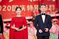 央视国庆晚会刘涛搭档康辉跨界主持 红长裙温婉端庄有气场