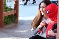 Baby带儿子游迪士尼被偶遇 小海绵cos蜘蛛侠乖巧可爱