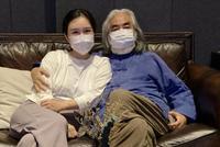 老夫少妻好幸福!张纪中霸气搂小31岁娇妻在怀夫妻甜蜜