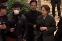 邓超帮孙俪婉拒粉丝合影 动作专业像极了娘娘的保镖
