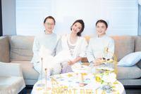 唐艺昕月子期间照片首曝光 穿条纹长裙手臂纤细气色佳
