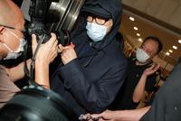 周星驰庭审结束后离开法院 遭港媒围堵还被女粉丝抓手