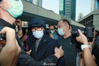 周星驰再出庭遮挡严实遭围堵 坦言替旧爱觅得新欢高兴
