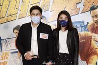 郭晶晶穿皮衣配波点裙优雅亮相 牵手霍启刚看电影超甜蜜