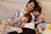胡杏儿挺七月孕肚怀抱俩儿子 母子四人另类同框画面好甜