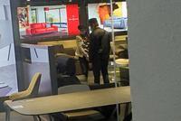 郭富城方媛撇下女儿购物 夫妻俩半躺在沙发感受舒适度