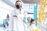 董璇带女儿小酒窝现身机场 母女穿亲子装温馨养眼