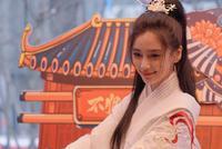 Angelababy元宵节生日会穿汉服 独自带儿子与粉丝吃火锅