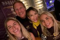 李玟晒与老公合照破离婚传言 一家四口同框笑容满面