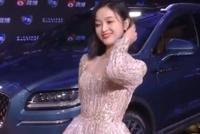 正直播2020微博之夜:吴宣仪短发粉裙亮相
