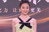 正直播2020微博之夜:谋女郎刘浩存薄荷绿蛋糕裙青春
