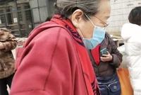 “容嬷嬷”李明启近照曝光 在菜市场被偶遇后热情打招呼