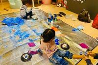 周杰伦儿女在家作画 小周周和弟弟脚丫沾满颜料调皮又可爱