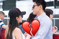 李冰冰采访透露与小16岁男友分手 多次同框撒糖昔日超甜