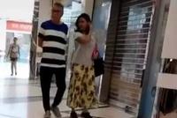 网友曝吴孟达生前陪妻逛街照 夫妻俩甜蜜热聊感情好