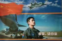 易烊千玺登航空学校初选合格证 演绎热血空军眼神坚毅