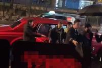 王思聪开豪车去酒吧聚会 遇美女主动贴近男方有意躲闪