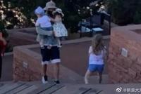 网友偶遇张恒带儿女出行 一手抱一个孩子略显吃力