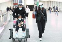 梅婷一家三口同框现身 爱女坐行李车老公推车画面温馨