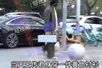 赵薇与齐溪王传君聚餐 疑似喝多对齐溪又搂又亲