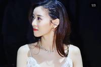 "奶茶妹妹"章泽天晒晚宴美照 穿吊带礼服配钻石贵气逼人