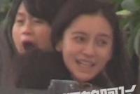 Angelababy素颜带儿子与好友聚餐 小海绵穿帽衫好乖巧