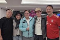 70岁谭咏麟晒与任达华等好友豪宅聚会 陈百祥夫妇罕见同框