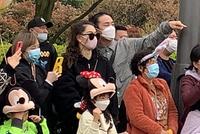网友偶遇戚薇李承铉带Lucky游玩 一家三口破离婚传闻