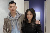 朱珠婚后首晒老公秀恩爱 穿紧身小黑裙手抚孕肚尽显母爱