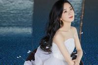赵丽颖穿白色羽毛抹胸裙露香肩 美腿纤细性感摇曳超养眼