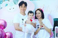 杨怡罗仲谦为一岁女儿办生日会 一家三口合影幸福温馨