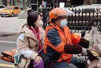 贾玲骑电动车载周冬雨超接地气 身形装扮差异大像演母女