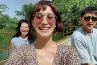 韩庚卢靖姗甜蜜出游 对镜笑容灿烂十分欢乐