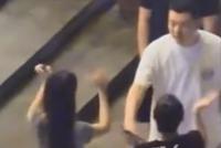 郭麒麟蒋依依深夜和好友聚餐 分开时依依不舍挥手告别