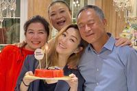 郑秀文钟楚红为杜琪峰庆生 揽肩合照笑容洋溢心情好