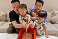 胡杏儿庆小儿子满月 一家五口切烤乳猪幸福温馨