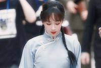 杨紫民国风麻花辫造型少女感满满 走路微提裙摆优雅有气质