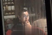 42岁万人迷陈好与富豪老公参加聚会 素颜戴黑框眼镜显低调