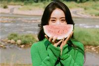 赵丽颖离婚后首曝初夏大片 捧西瓜露灿笑人比瓜甜