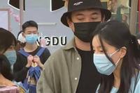 王思聪陪绯闻女友逛街被偶遇 黑眼圈遭调侃“一宿没睡”