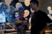 窦骁现身何超莲生日聚会撒狗粮 送鲜花戴皇冠仿佛结婚现场