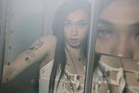伊能静儿子再扮女装 长直发妆容夸张胸口绑带