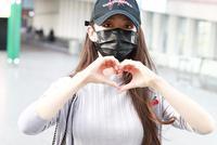 吉娜产后身材恢复神速小蛮腰显眼 对镜比心活力满满