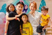 蔡少芬张晋与亲友为大女儿庆生 洪欣带女儿出镜